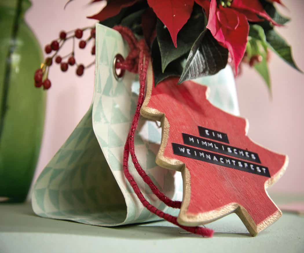 2025_Poinsettia_02160_DIY_Easy_Recycled_Wallpaper_Gift_Bag_03