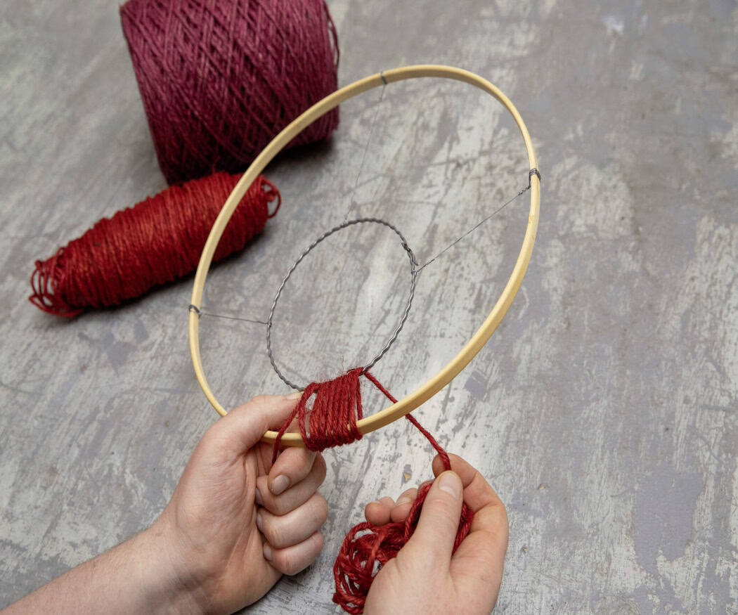 2025_Poinsettia_05110_DIY_Mexican_Twine_Wall_Deco_02