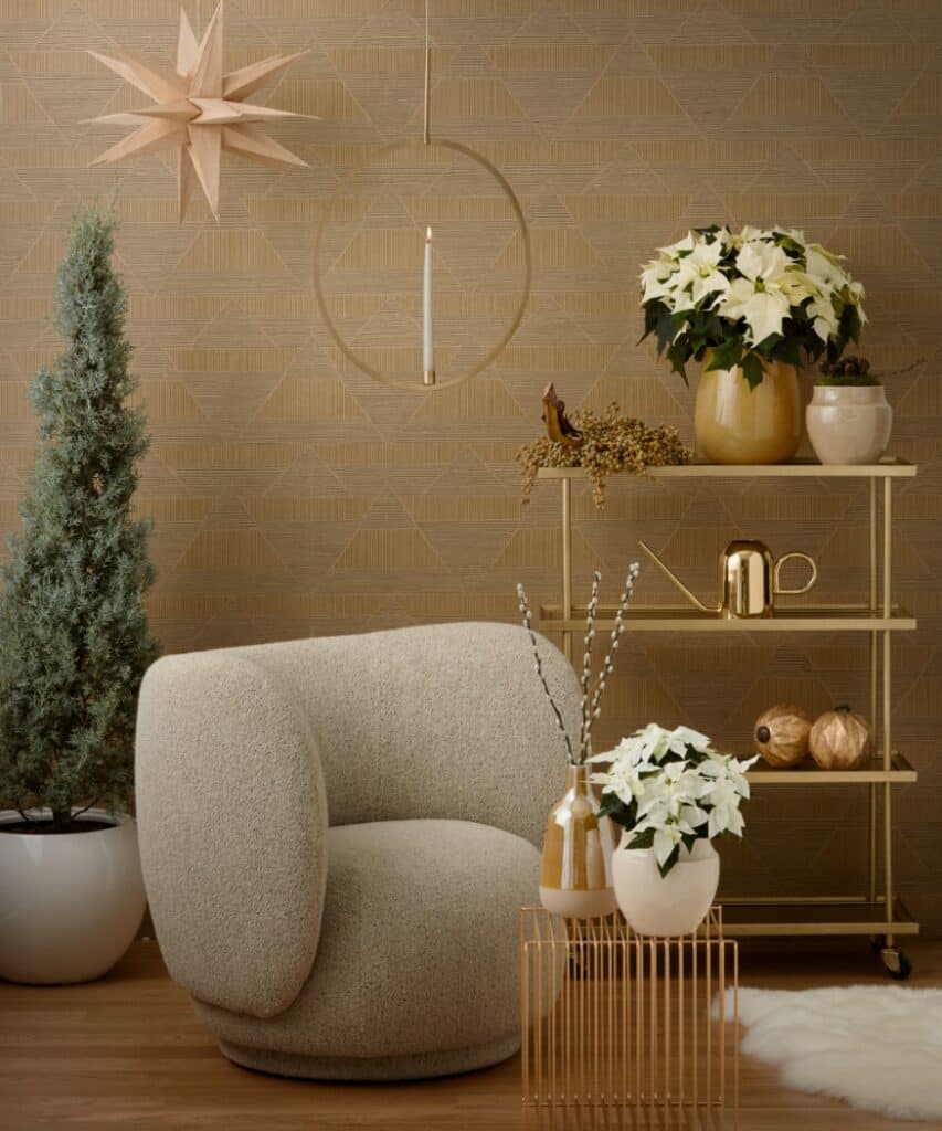 Minimalistische Weihnachtsdeko in Creme und Gold mit weißen Weihnachtssternen und kleinem Weihnachtsbaum