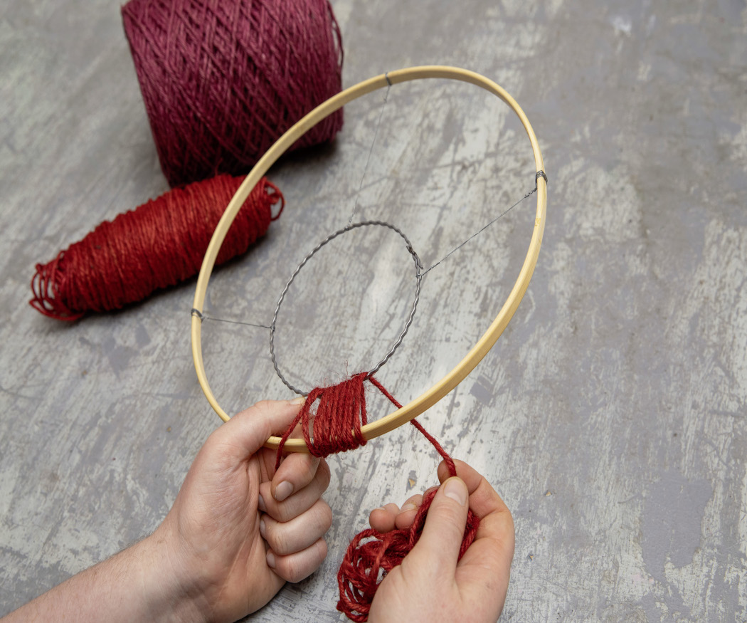2025_Poinsettia_05110_DIY_Mexican_Twine_Wall_Deco_02