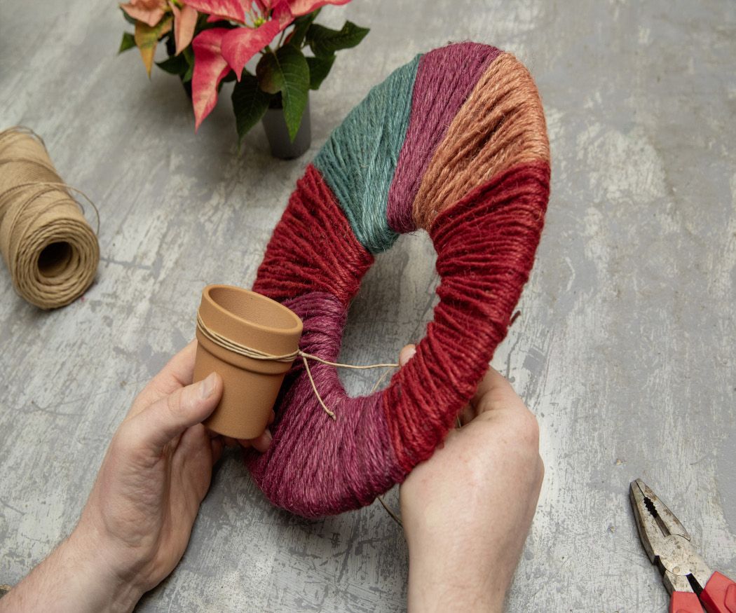 2025_Poinsettia_05110_DIY_Mexican_Twine_Wall_Deco_03