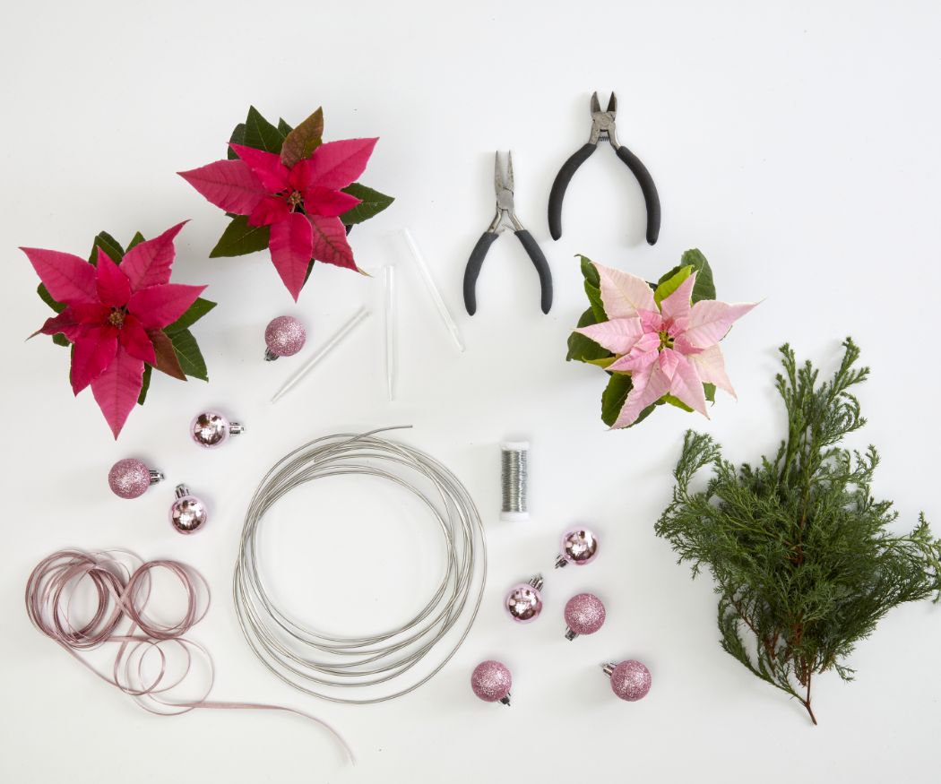 2022-poinsettia-04130-diy-floating-wire-christmas-tree-01