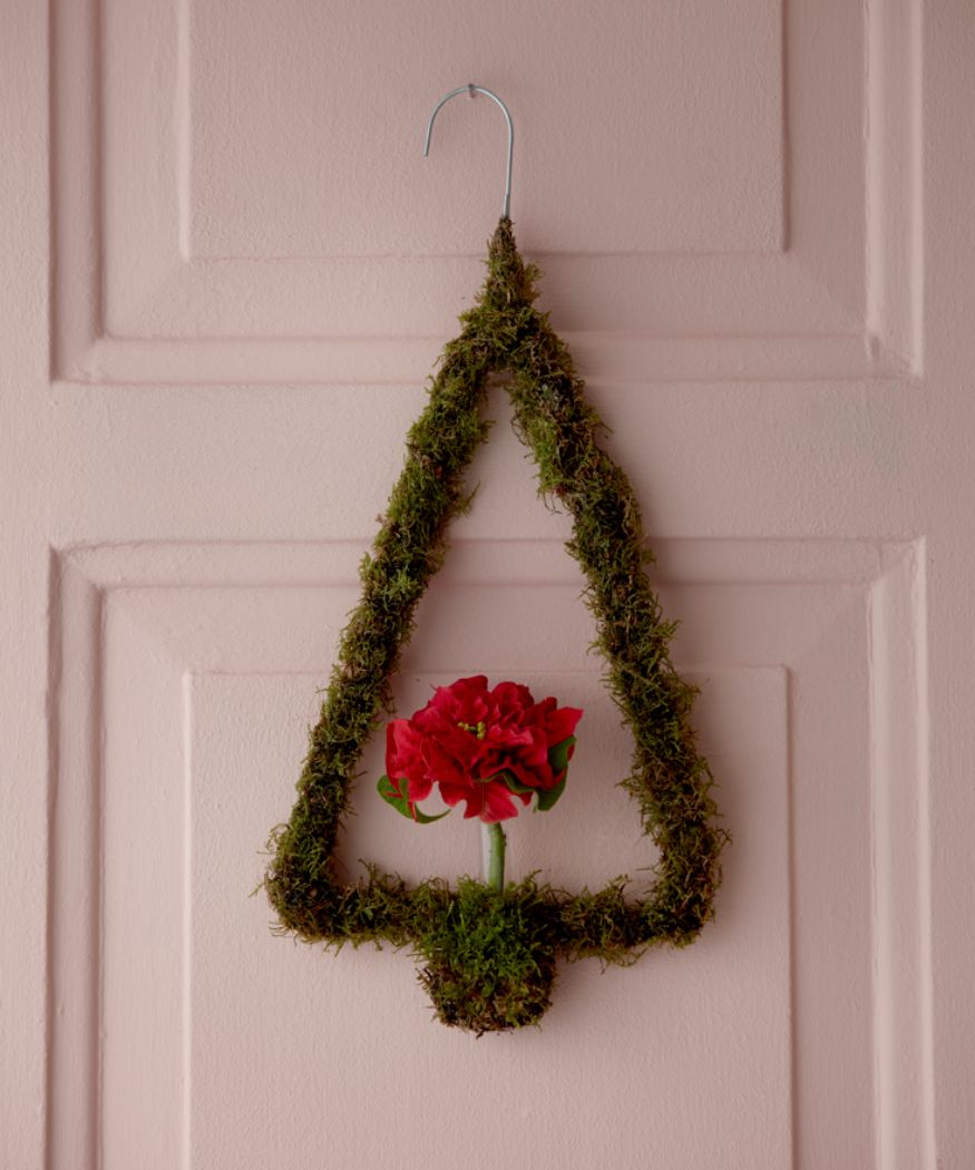 2021-poinsettia-05110-diy-coat-hanger-xmas-tree-01