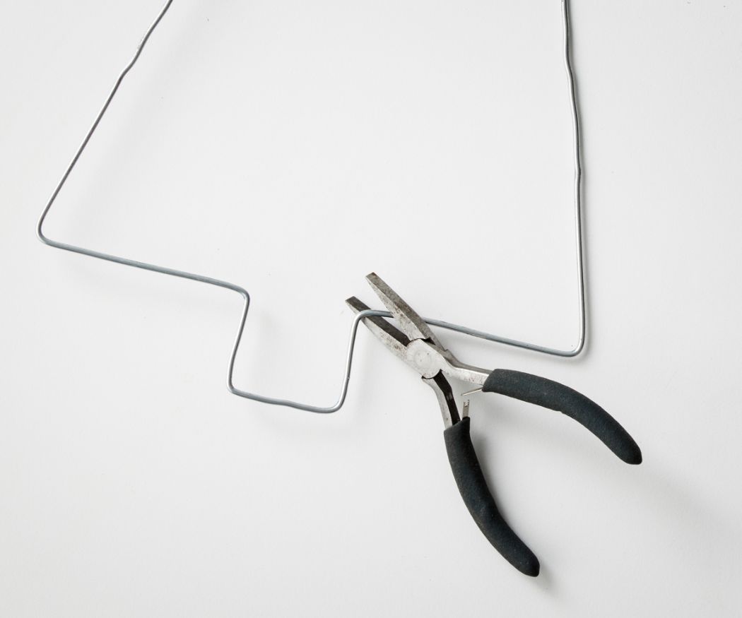 2021-poinsettia-05110-diy-coat-hanger-xmas-tree-03