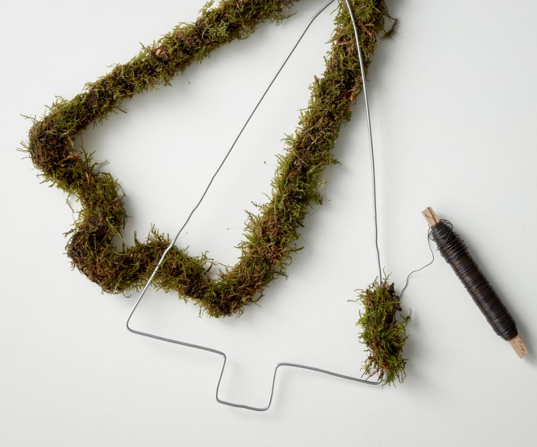 2021-poinsettia-05110-diy-coat-hanger-xmas-tree-04