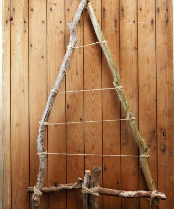 2020-poinsettia-02140-diy-wall-hanging-tree-branches-an-poinsettia-03-563x675