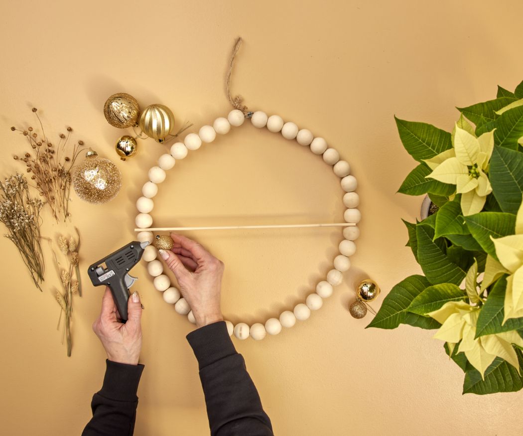 2024_Poinsettia_01110_DIY_Bead_Wreath_Gold_Accents_03