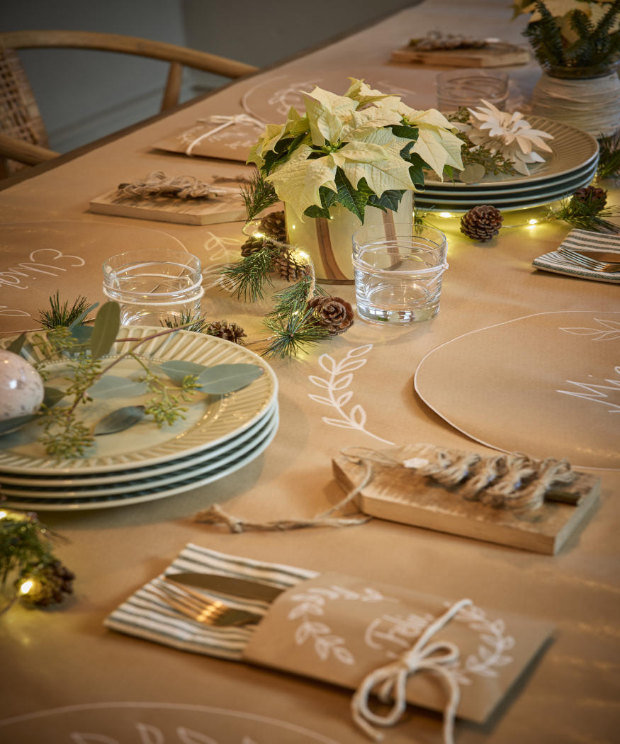 Le dîner parfait. Décorations de table avec des poinsettias