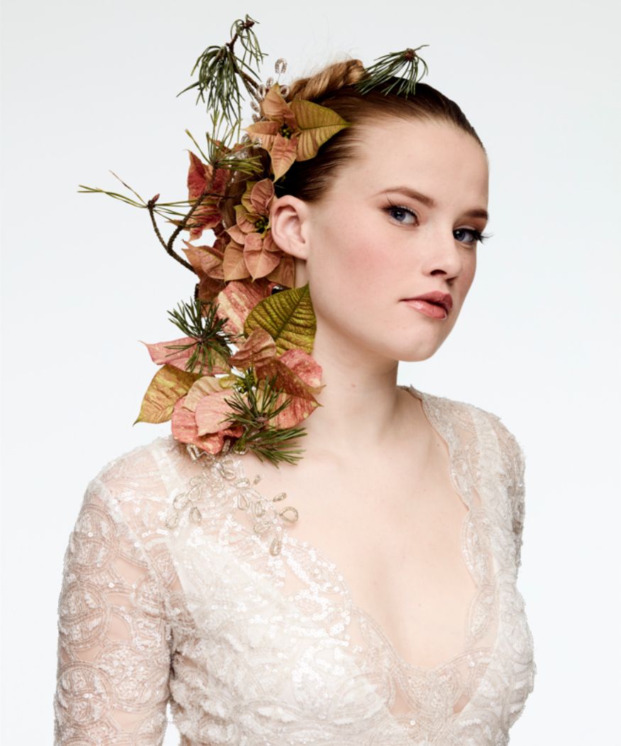 3 Brünette Winterbraut im Spitzenkleid mit Haarschmuck aus geschnittenen Weihnachtssternen