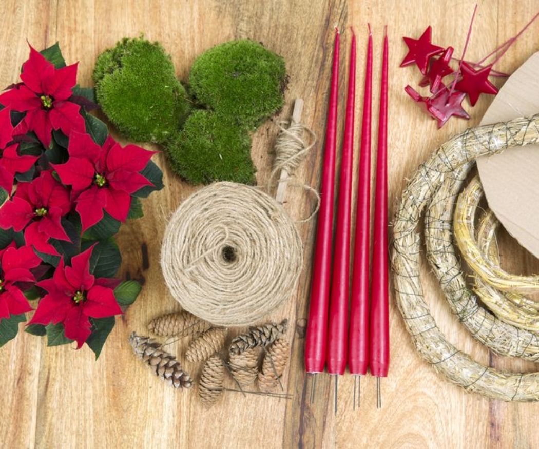 2016-weihnachtsstern-diy-dventskranz-01 Materiali per una ghirlanda dell’Avvento di Stelle di Natale fatta in casa: mini Stelle di Natale, candele rosse, muschio, spago, cornice di paglia, stelle decorative, pigne.
