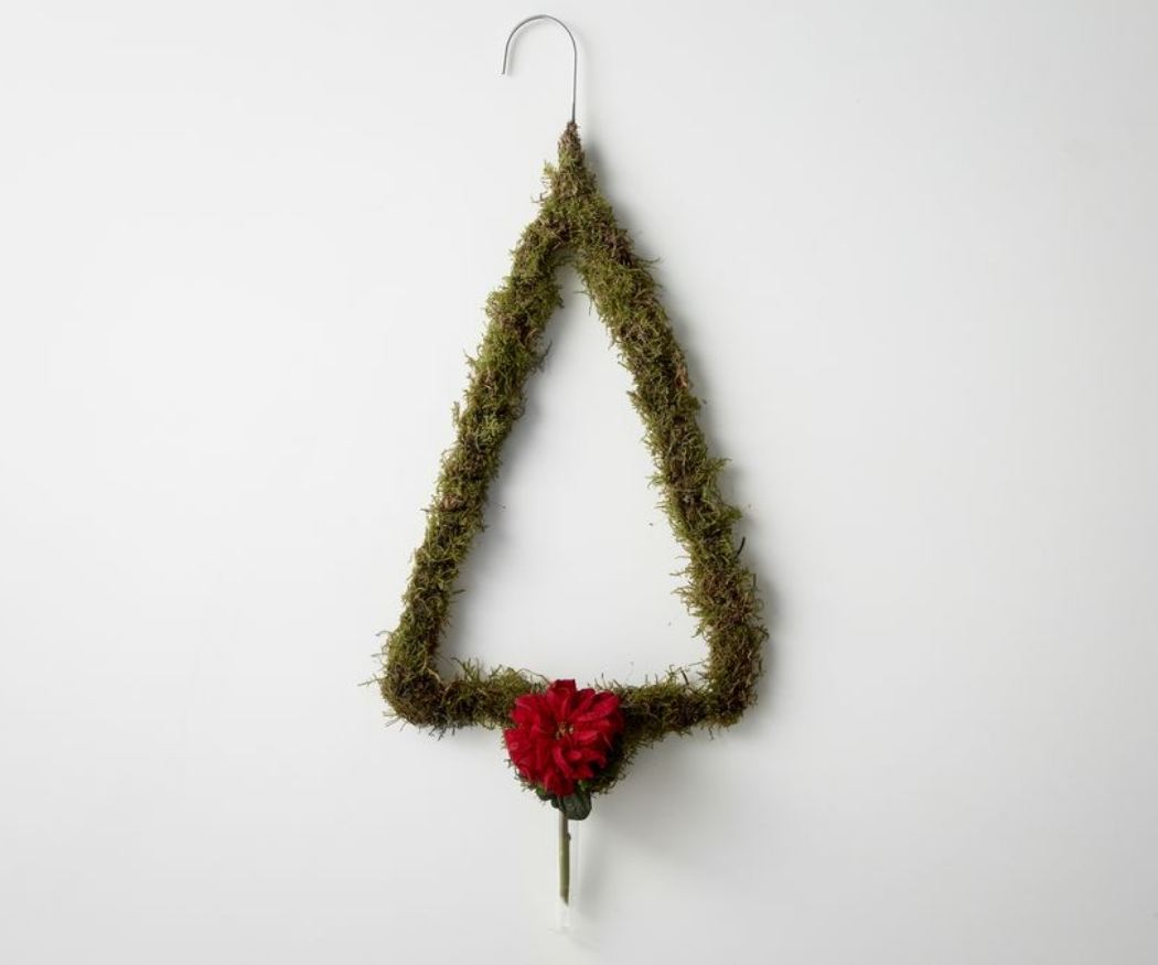 2021-poinsettia-05110-diy-coat-hanger-xmas-tree-06 Un albero di Natale fatto in casa, ricavato da una gruccia, avvolto nel muschio, con una provetta contenente un gambo di mini Poinsettia rossa tagliato e appeso alla base.