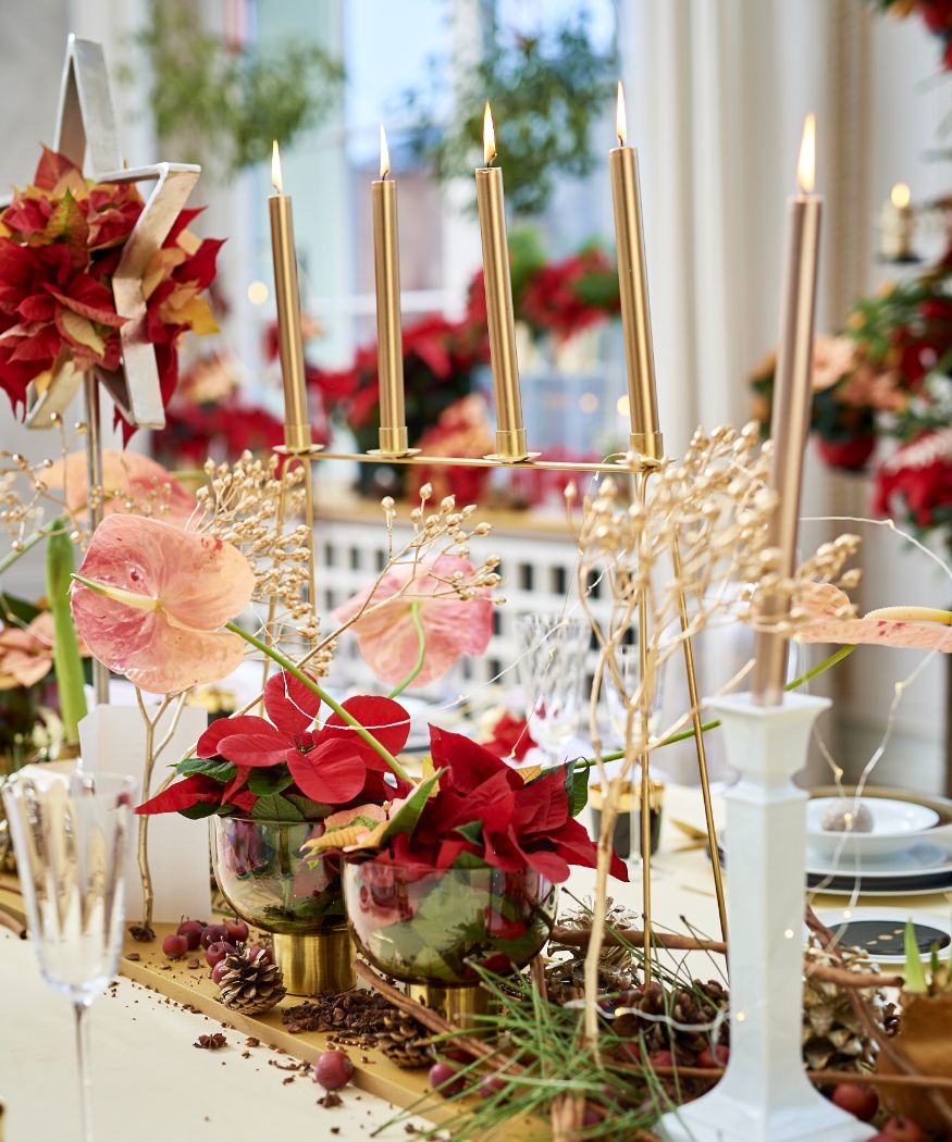Sviatočný stôl dekorovaný vianočnými ružami
